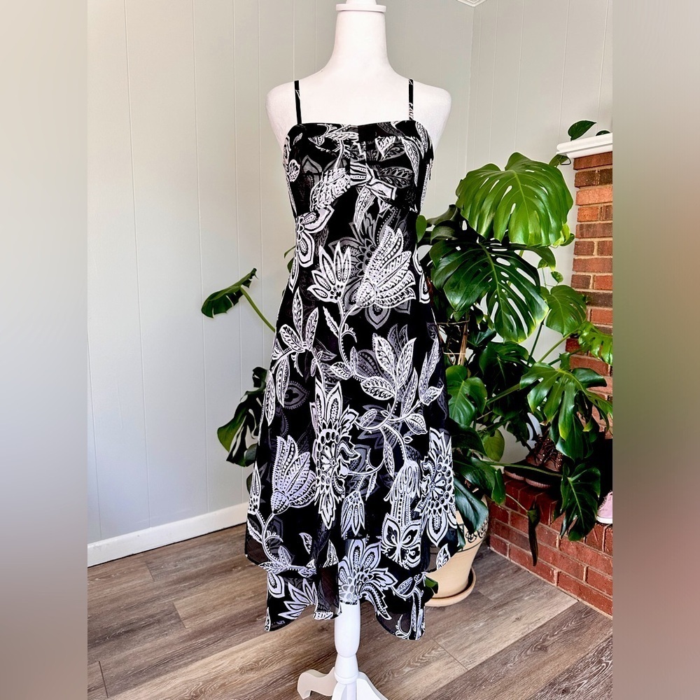 🛍️ White House. Black M. Gorgeous layering dress Size 2